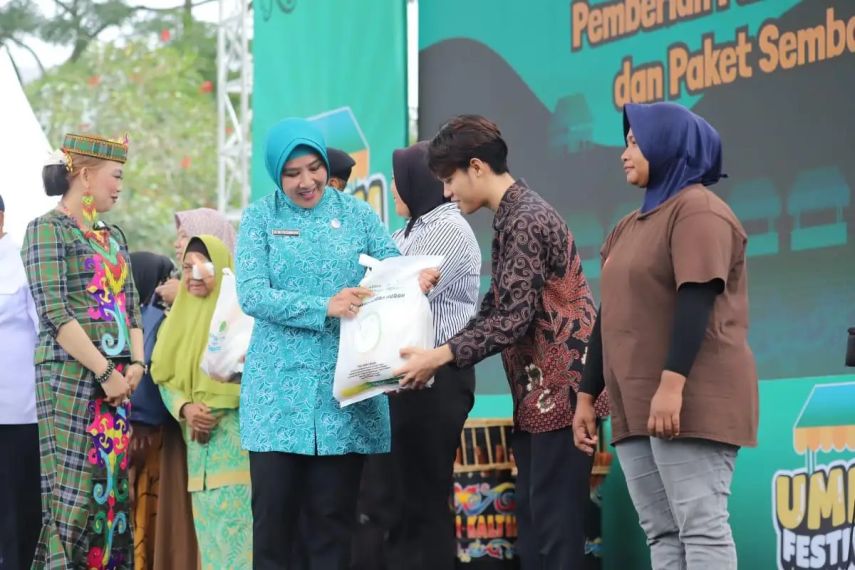 Pemprov Kaltim Salurkan Bansos di UMKM Festival 2025, Fokus pada Kelompok Rentan