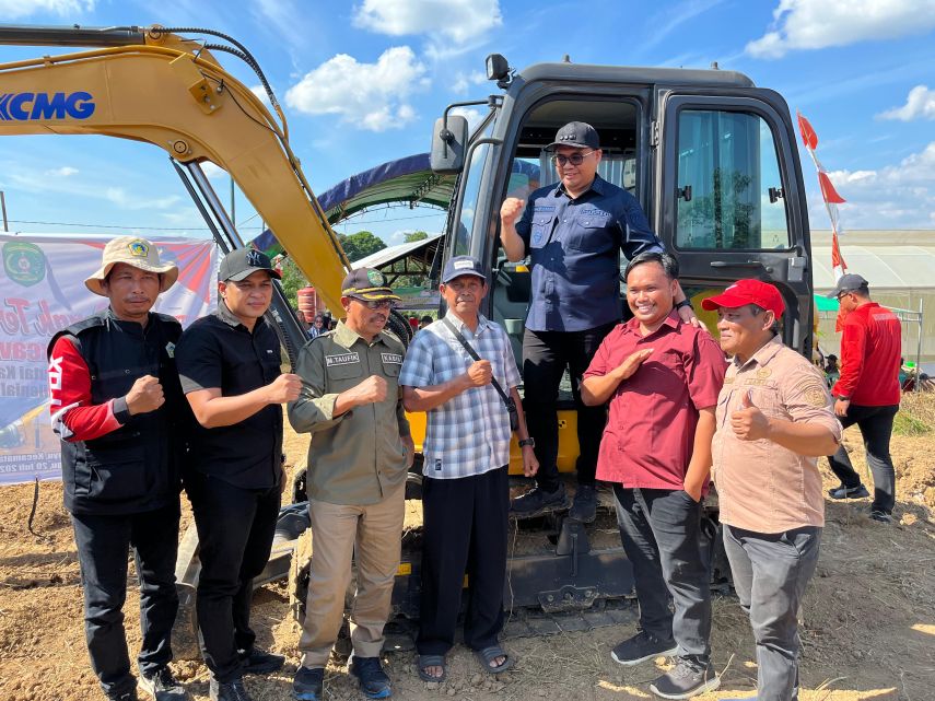 Tak Perlu Sewa Alat Berat Lagi, Bupati Kukar Serahkan Ekskavator Mini di Desa Margahayu