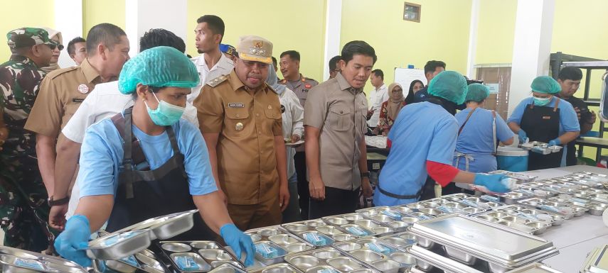 Tinjau Distribusi MBG Hari Pertama, Wawali Agus Haris Minta Kualitas Makanan Terjaga