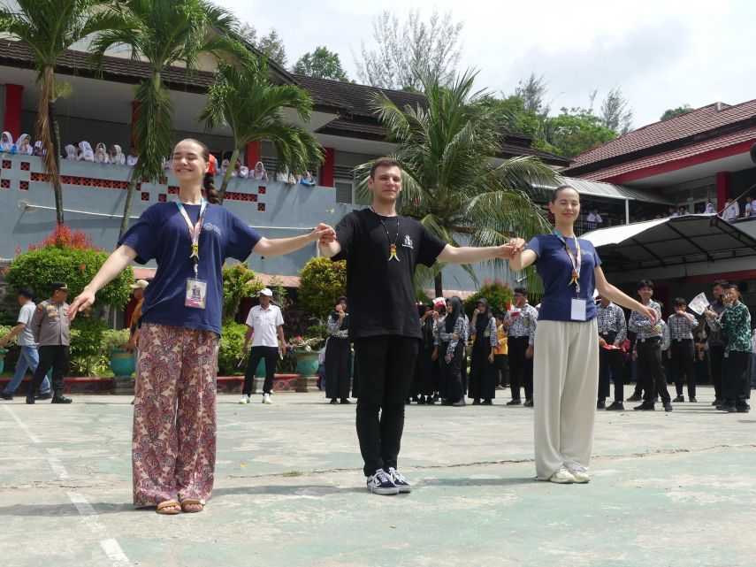 SMKN 1 Samarinda Sambut Hangat Delegasi Polandia EBIFF 2025, Tampilkan Budaya Lokal dan Teh Tradisional