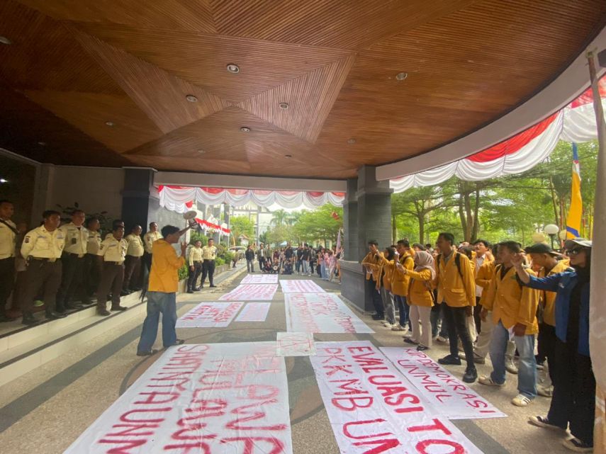 Mahasiswa Sesalkan Unmul Minta Maaf ke Wagub Seno Aji Atas Aksi Balik Badan di PKKMB
