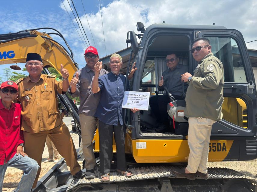 Bupati Kukar Salurkan Bantuan 3 Unit Excavator Mini untuk Gapoktan di Marangkayu 