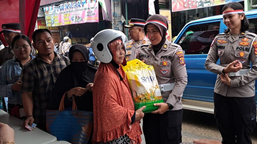 Polresta Samarinda dan BULOG Distribusikan 1 Ton Beras SPHP Lewat Gerakan Pangan Murah
