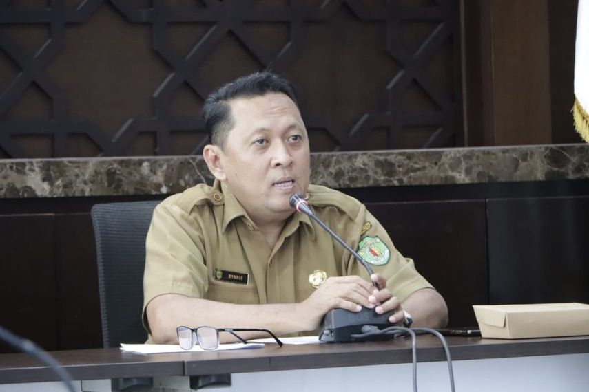 Sambut HUT ke-80 RI, Kesbangpol Kaltim Bagikan 7.000 Bendera Merah Putih Secara Gratis