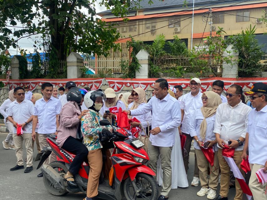 Meriahkan HUT Ke-80 RI, Ketua DPD Gerindra Kaltim Seno Aji Bagikan 500 Bendera Merah Putih ke Warga