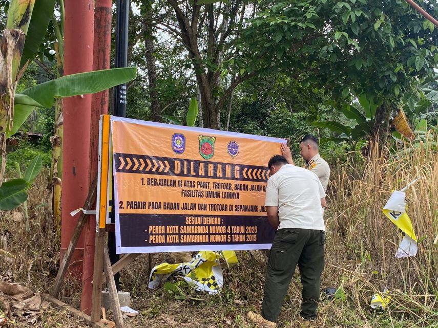 Satpol PP Samarinda Pasang Banner Larangan Berjualan di Sepanjang Trotoar Jalan APT Pranoto