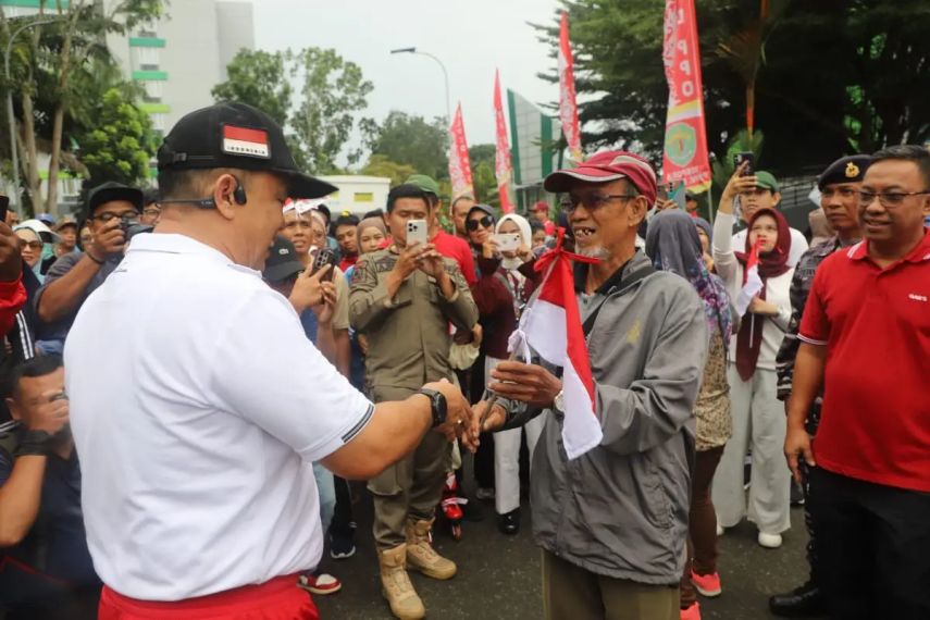 Pemprov Kaltim Kobarkan Semangat Nasionalisme Lewat Pembagian 7.000 Bendera Merah Putih