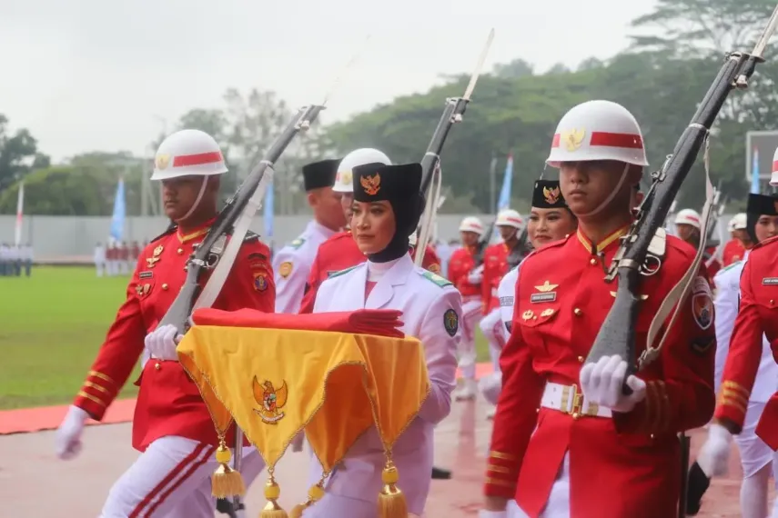 Firda Arrum, Wajah Muda Kaltim di Balik Pengibaran Bendera HUT ke-80 RI