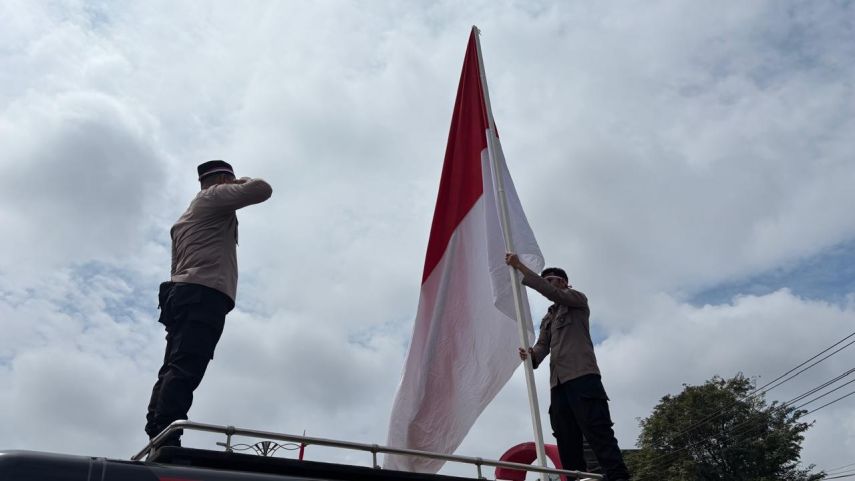 Aksi Penghormatan Bendera Merah Putih di Persimpangan Jalan
