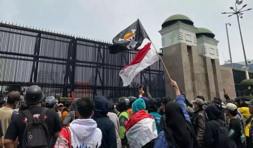 Demo DPR di Jakarta, Massa Kibarkan Bendera One Piece