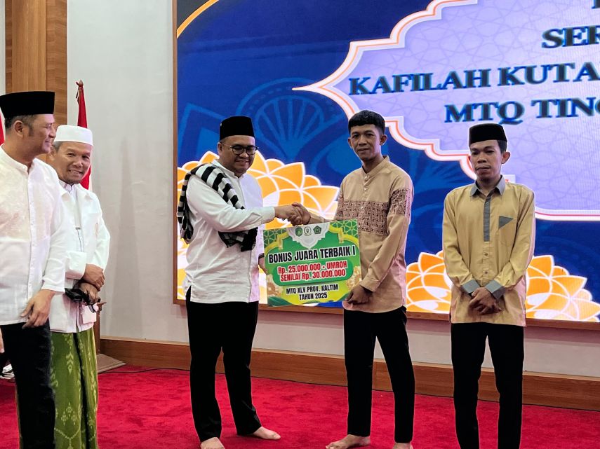 Bupati Kukar Serahkan Bonus untuk Kafilah di MTQ Kaltim 2025