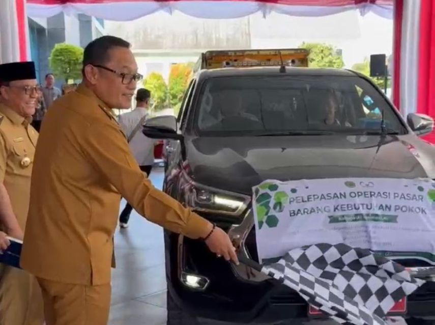 Seno Aji Lepas Unit Bantuan ke Warga Mahulu Terdampak Bencana Kekeringan
