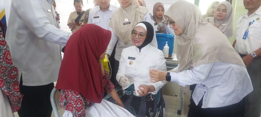 Disambut Ratusan Siswa, Wali Kota Neni Resmikan Pemeriksaan Kesehatan dan Imunisasi