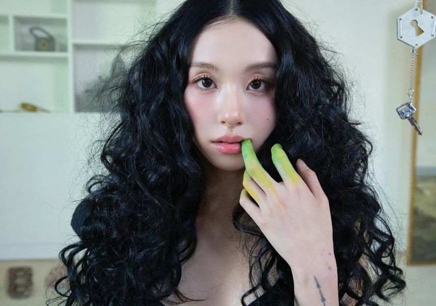 Lirik dan Terjemahan AVOCADO - Chaeyoung TWICE, Sebuah Eksperimen Nyentrik di Solo Debutnya