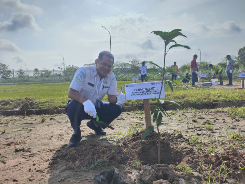 Turut Serta dalam Penanaman Pohon di Bandara APT Pranoto, BMKG Samarinda Tunjukkan Peran Nyata untuk Keberlanjutan Lingkungan