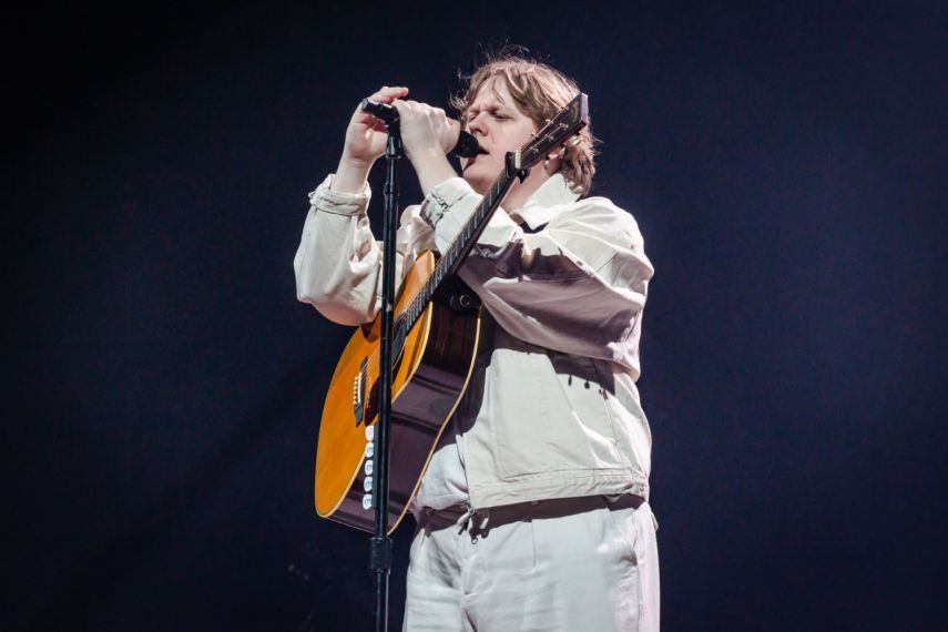 Lirik dan Terjemahan Something In The Heavens, Single Baru Lewis Capaldi yang Kembali Menyentuh Hati 