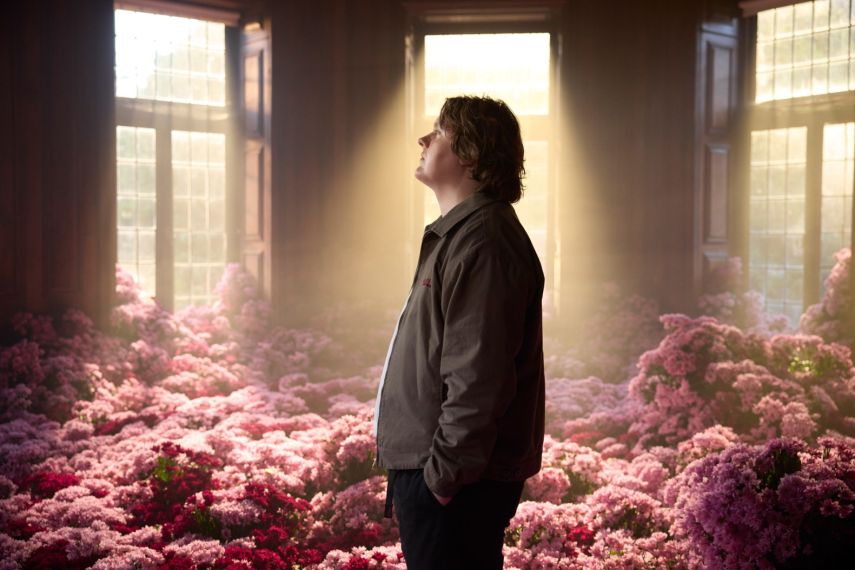 Lirik dan Terjemahan Survive - Lewis Capaldi, Menekankan Semangat dan Perjuangan untuk Terus Bertahan
