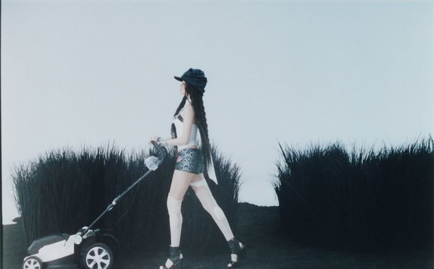 Lirik dan Terjemahan ‘M.O.’ oleh YUQI (i-dle), Single Solo dengan Konsep Retro dan Nostalgia