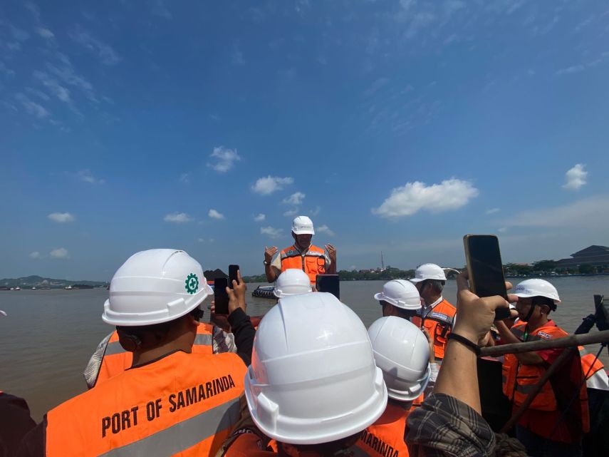 Pelindo Jasa Maritim Kenalkan Proses Pemanduan Kapal di Sungai Mahakam ke Jurnalis