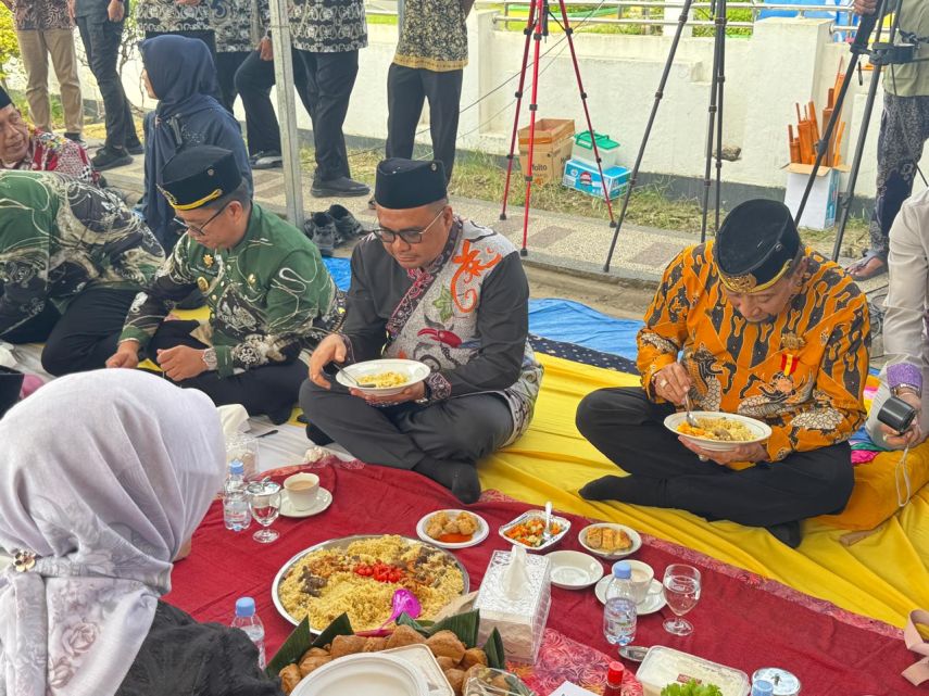 Tradisi Beseprah Meriahkan Erau Adat Kutai 2025 di Tenggarong, Simbol Kesetaraan dan Kebersamaan