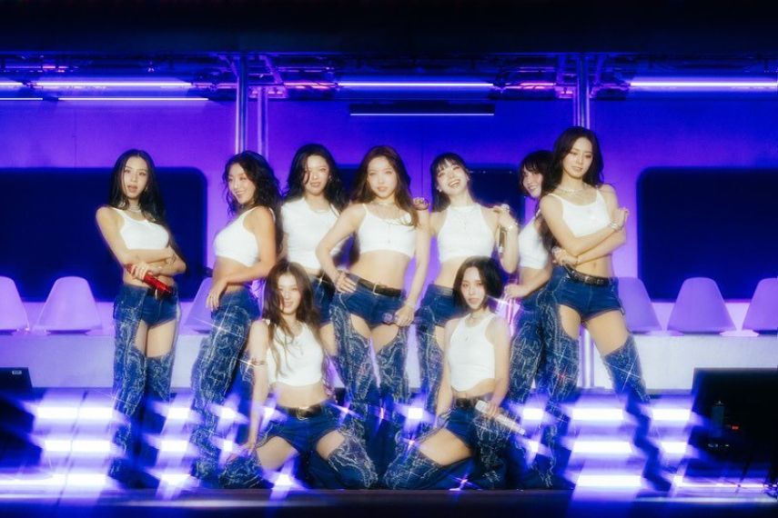 Jeongyeon, Jihyo, dan Chaeyoung TWICE Pecahkan Panggung Lollapalooza (2025) dengan “Takedown”, Ini Lirik dan Terjemahannya