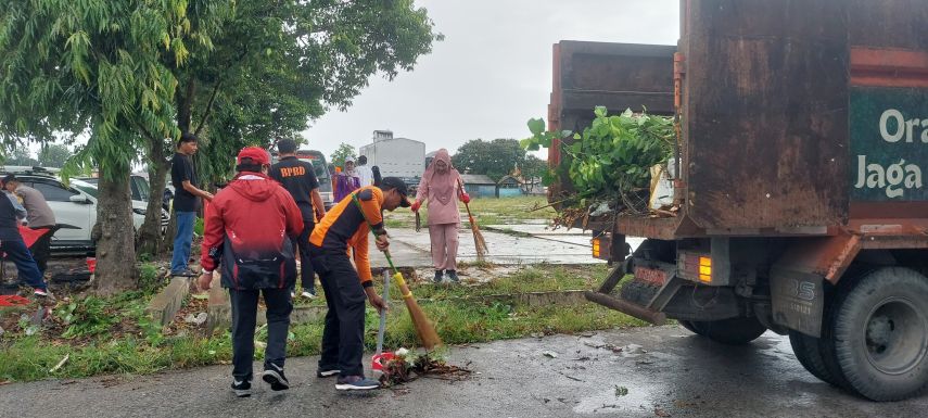 BPBD Bontang Turut Meriahkan Jumat Bersih di Lok Tuan Meski Diguyur Hujan