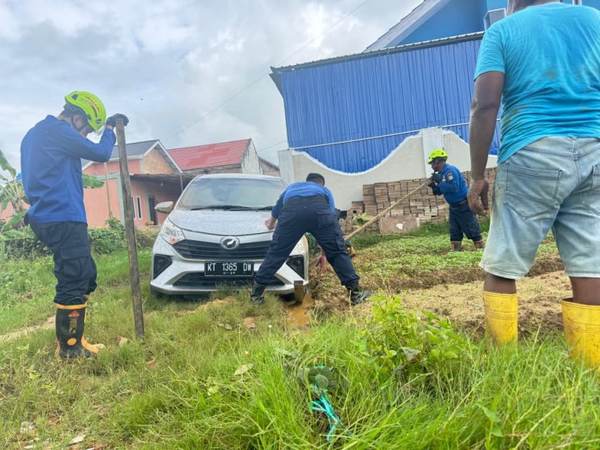 Disdamkartan Bontang Evakuasi Mobil Warga di Jalan Dewi Sartika