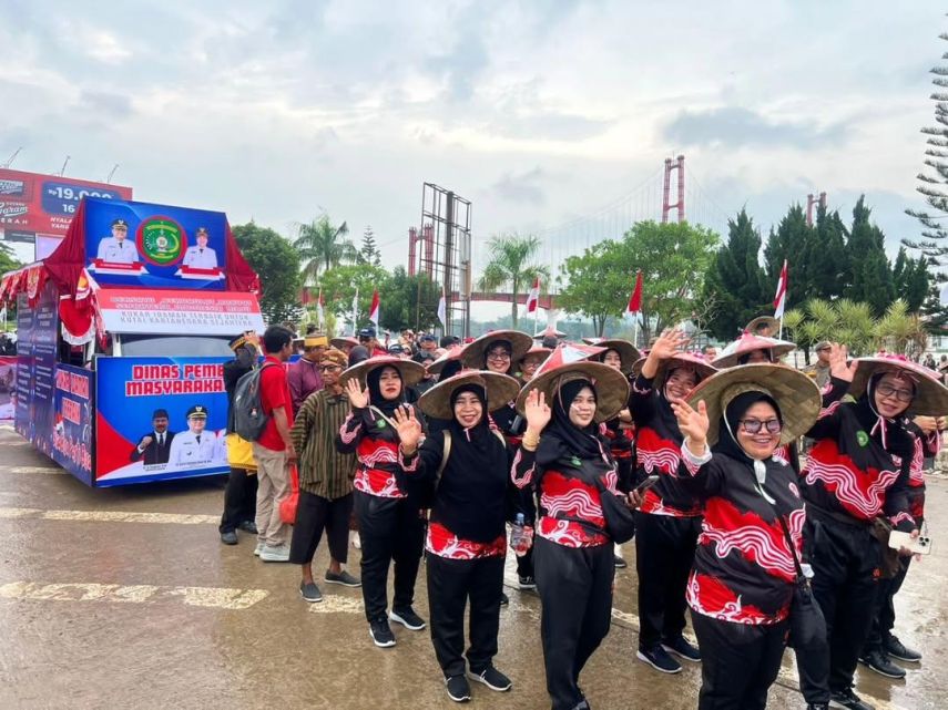 Semarak Pawai Pembangunan Kukar, DPMD Ajak Warga Wujudkan Desa Mandiri dan Maju
