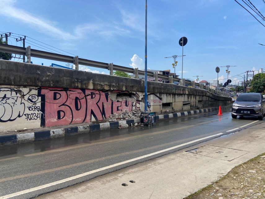 Flyover Air Hitam Retak, Dinas PUPR Samarinda Bongkar Segmen Dinding untuk Kajian Teknis