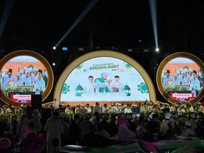 Kukar Bersholawat Jilid Empat Menggema, Ribuan Warga Padati Halaman Kantor Bupati