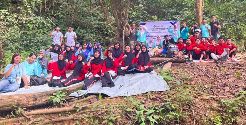 Unik! Siswa SMPN 42 Samarinda Belajar Kimia di Air Terjun, Jadi Sarana Tanamkan Karakter Kepemimpinan