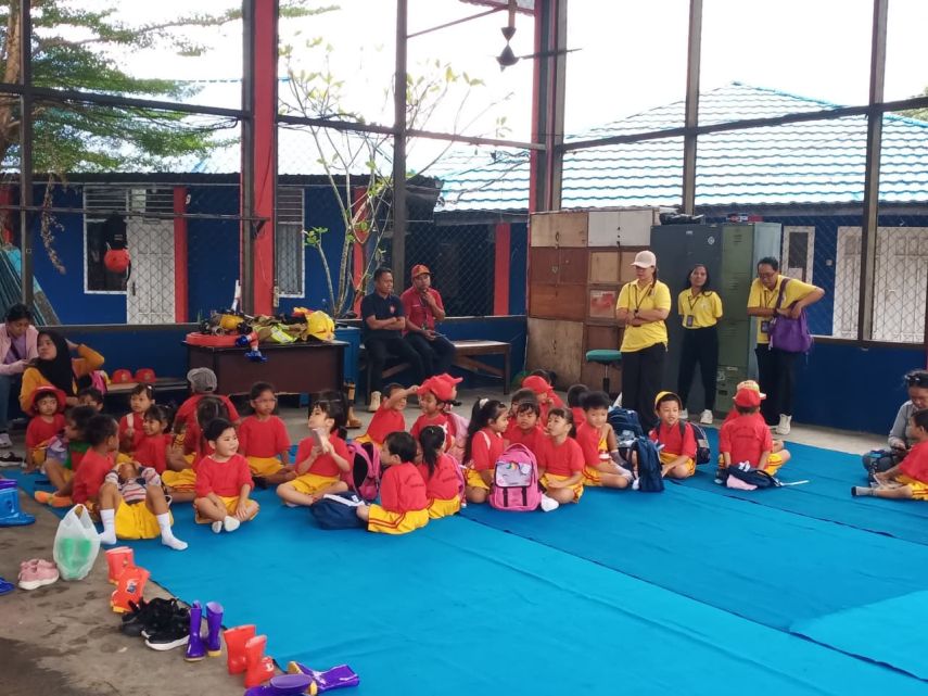 Ketika Anak TK Santa Yosep Antusias Belajar Jadi “Pemadam Cilik” di Mako Damkar Bontang