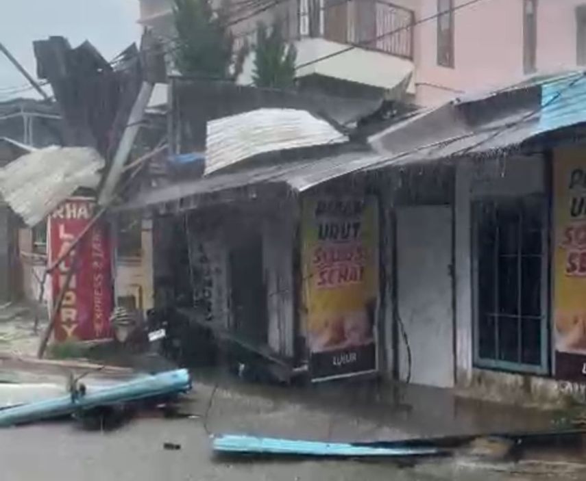 Hujan Lebat Disertai Angin Kencang Guyur Kota Samarinda, Sejumlah Peristiwa Alam Terjadi 