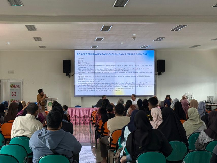 Disdikbud Kukar Salurkan Bantuan Perlengkapan Sekolah untuk 318 Siswa di SMPN 1 Tenggarong