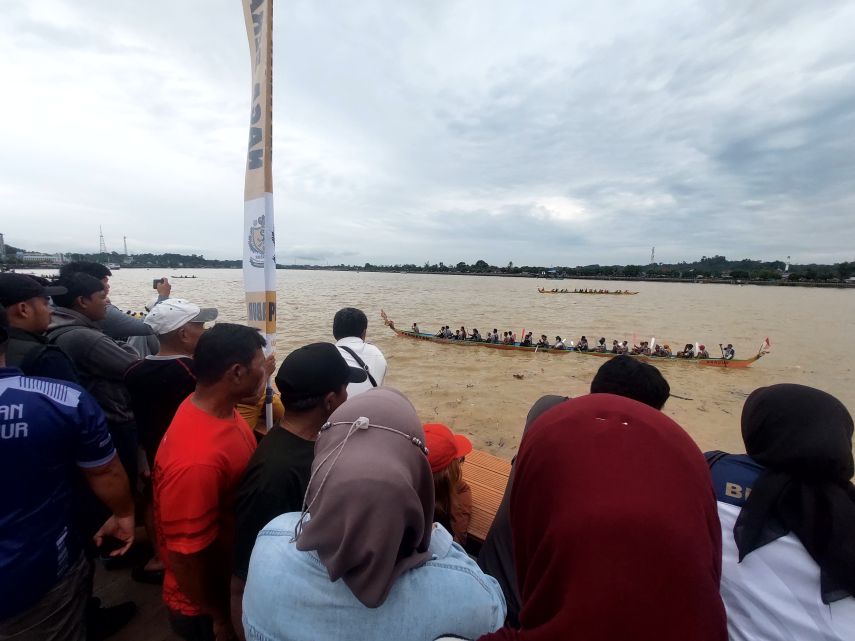 Meriahnya Lomba Perahu Panjang, Bupati Sri Ajak Masyarakat Pertahankan Tradisi Olahraga Tradisional