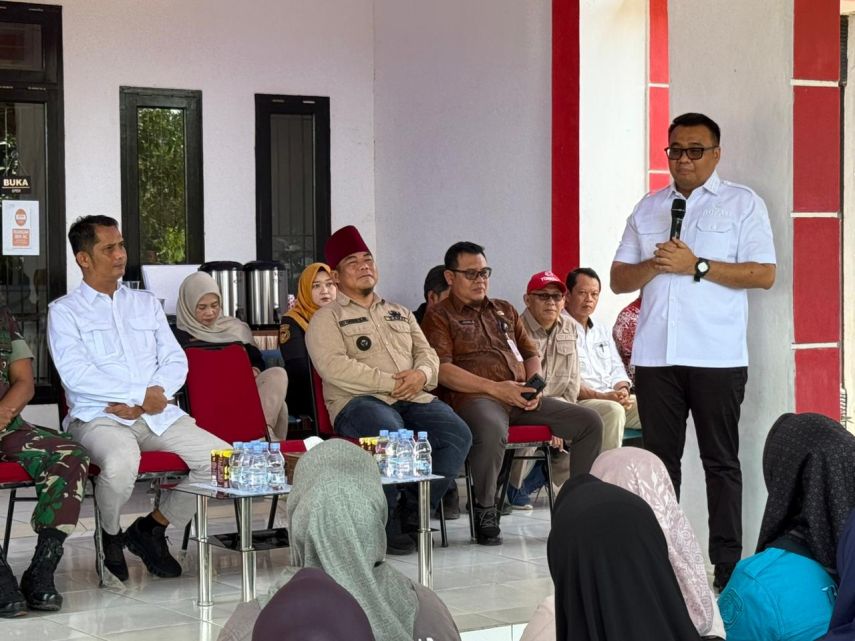 Bupati Kukar Kunjungi Desa Segihan, Serahkan Bantuan PMT dan Sosialisasi RT-KU Terbaik