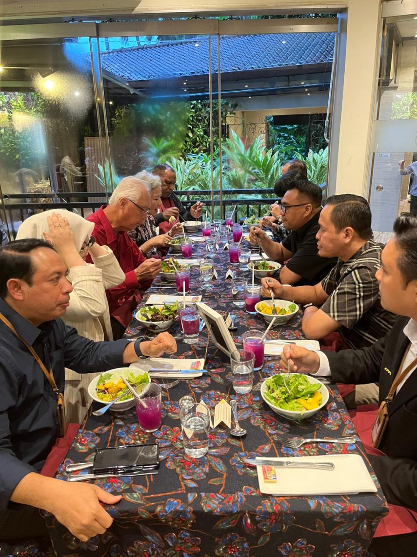 Bupati Kukar Makan Malam dengan Mantan PM Singapura, Bahas Kunci Utama Kemajuan Daerah