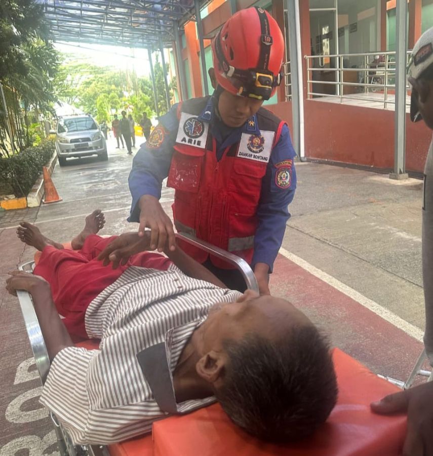 Butuh Ambulans, Petugas Disdamkartan Bantu Antara Pasien Buat Kontrol ke RSUD Taman Husada