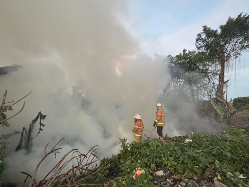 Disdamkartan Bontang Gerak Cepat Padamkan Kebakaran Lahan di Kuburan Pisangan
