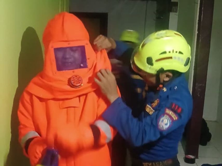 Disdamkartan Bontang Evakuasi Sarang Lebah di Rumah Warga Berbas