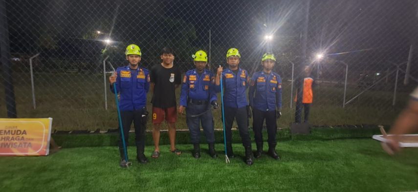 Tim Rescue Disdamkartan Evakuasi Ular Kobra di Mini Soccer Kampung Baru