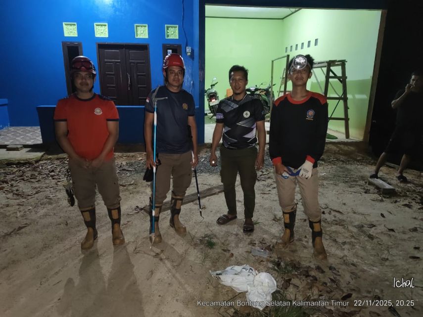 Petugas Damkar Evakuasi Ular Kobra dari Rumah Warga Bontang Lestari