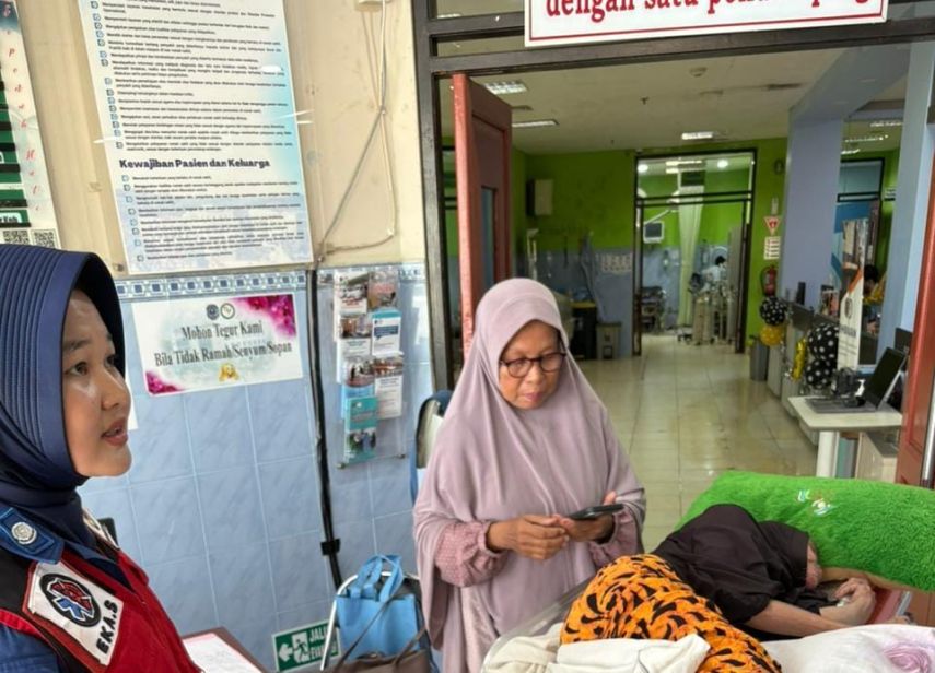 Disdamkartan Bontang Evakuasi Seorang Lansia yang Tergelincir di Kamar Mandi