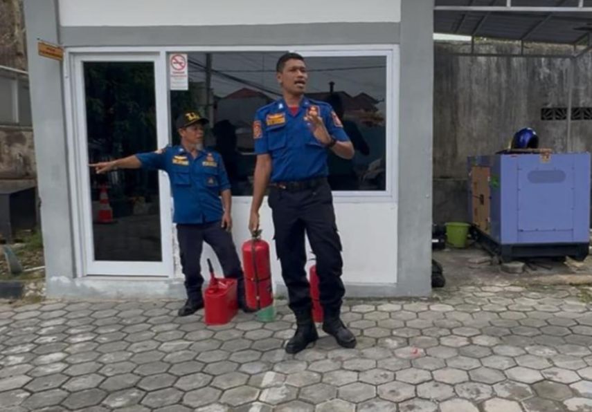 Damkar Bontang Sosialisasikan Mitigasi Darurat dan Gelar Simulasi Kebakaran