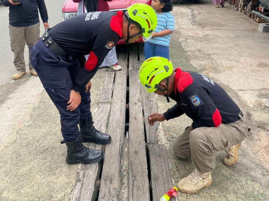 Layanan Non-Kebakaran, Disdamkartan Bantu Warga Evakuasi Kunci Terjatuh ke Parit