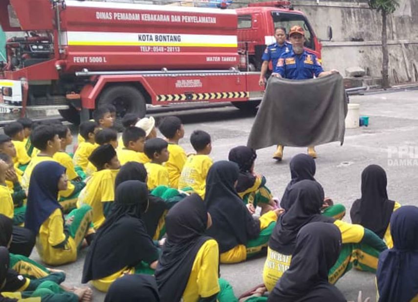 Disdamkartan Bontang Tanamkan Kesadaran Tanggap Darurat Sejak Dini di SD IT Yabis
