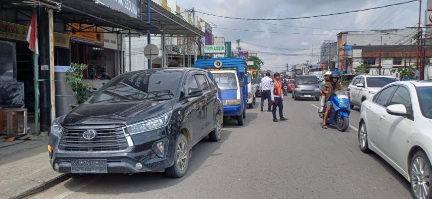 Parkir Sembarangan Masih Jadi Masalah, Dishub Samarinda Gembosi Ban dan Tempel Stiker Pelanggaran