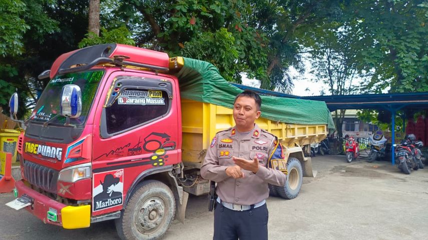 Truk Pengangkut Batu Koral Tanpa Terpal di Samarinda Viral, Sopir Ditilang Polisi