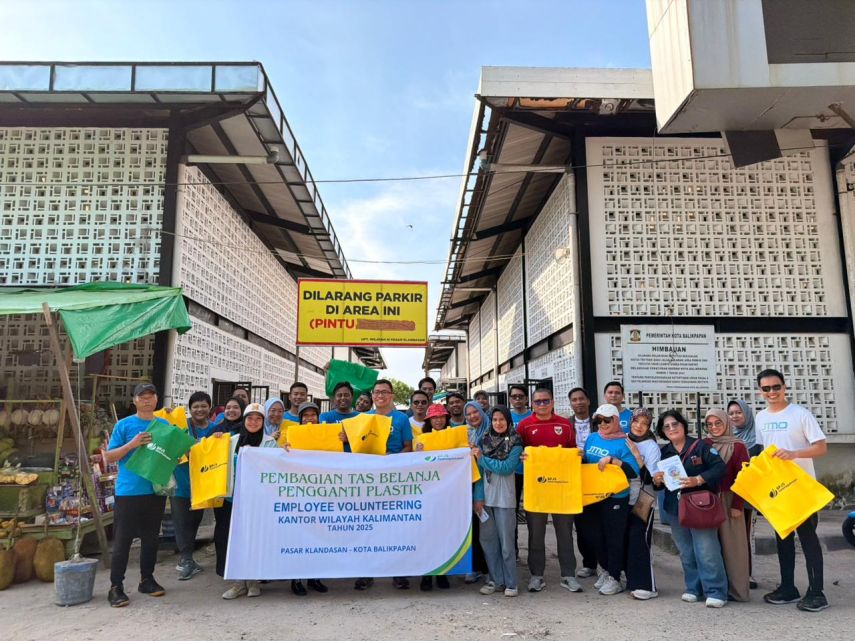 Kurangi Sampah Plastik, Karyawan BPJS Ketenagakerjaan Kalimantan Bagikan Tas Belanja Guna Ulang di Pasar Klandasan