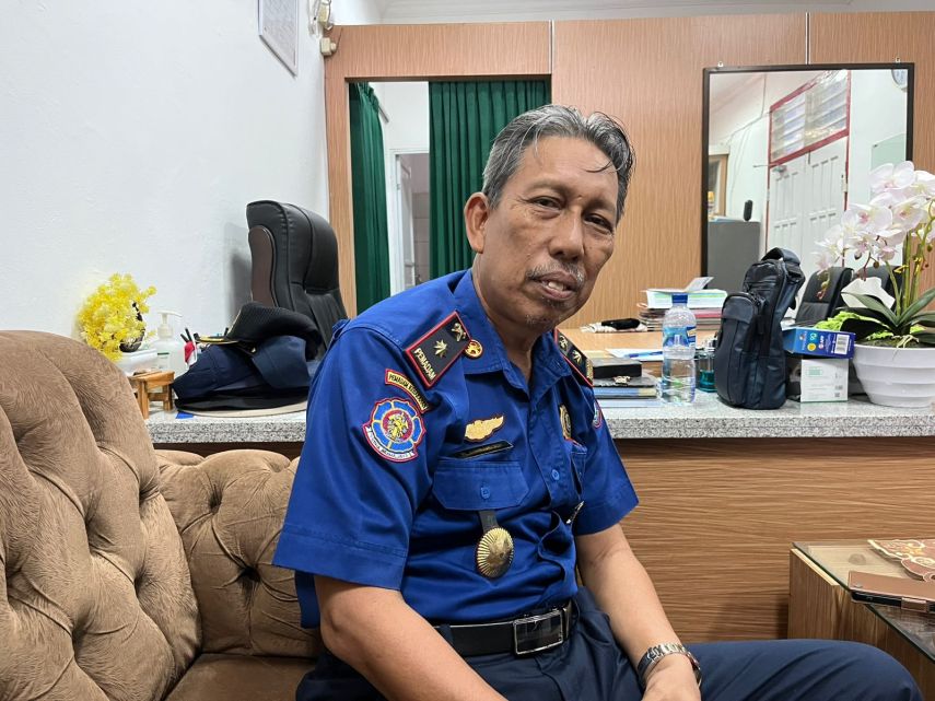 Terkendala Akses Jalan yang Sempit, Petugas Disdamkartan Bontang Masih Andalkan Selang Panjang